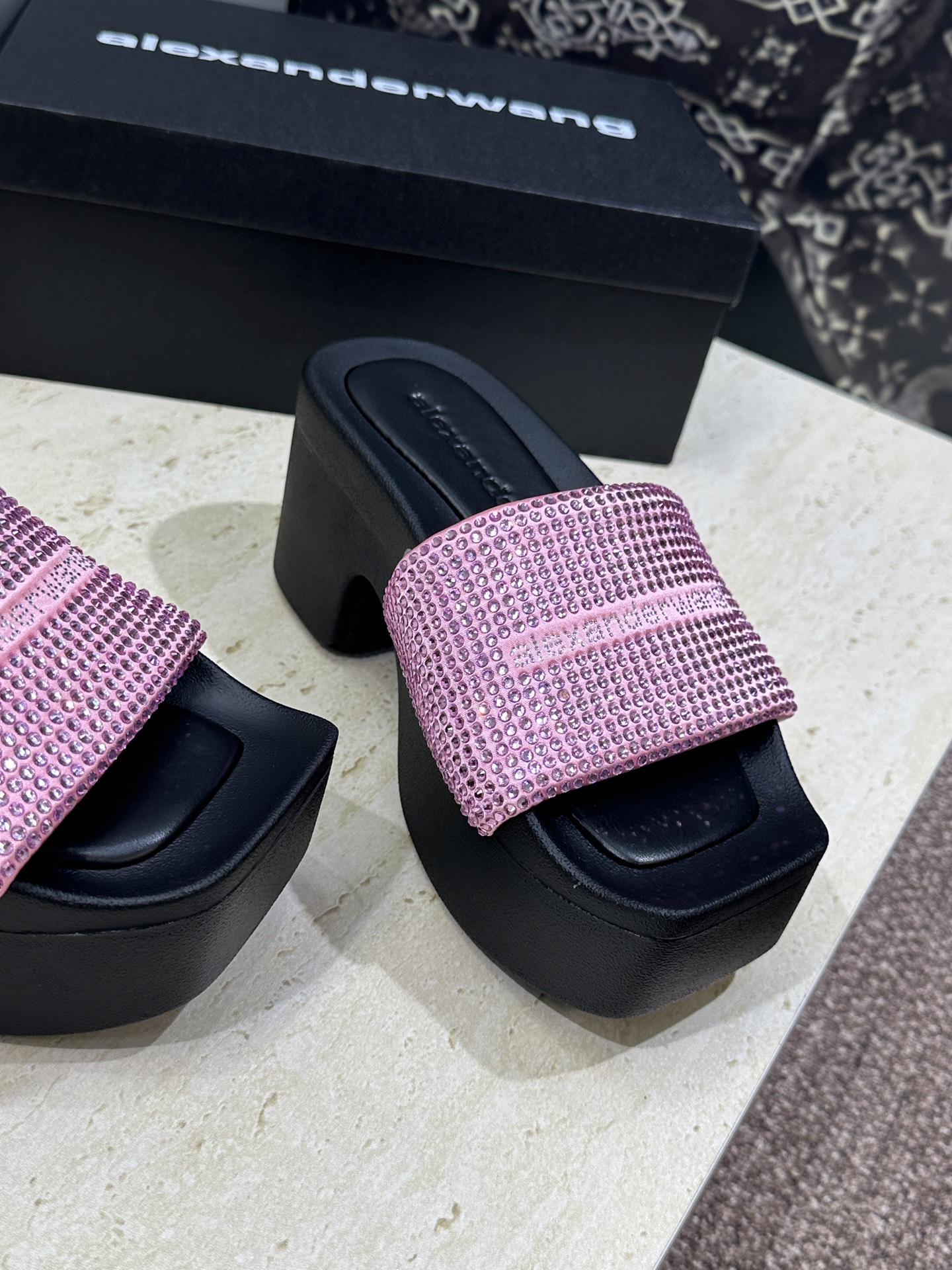 Alexander Wang 2026春夏新款粗跟水钻女鞋 亚历山大 .王明星同款字母logo厚底方头露 Alexander Wang 2026春夏新款粗跟水钻女鞋 亚历山大 .王明星同款字母logo厚底方头露