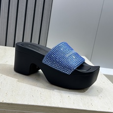 Alexander Wang 2026春夏新款粗跟水钻女鞋 亚历山大 .王明星同款字母logo厚底方头露 Alexander Wang 2026春夏新款粗跟水钻女鞋 亚历山大 .王明星同款字母logo厚底方头露