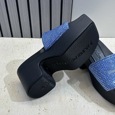 Alexander Wang 2026春夏新款粗跟水钻女鞋 亚历山大 .王明星同款字母logo厚底方头露 Alexander Wang 2026春夏新款粗跟水钻女鞋 亚历山大 .王明星同款字母logo厚底方头露