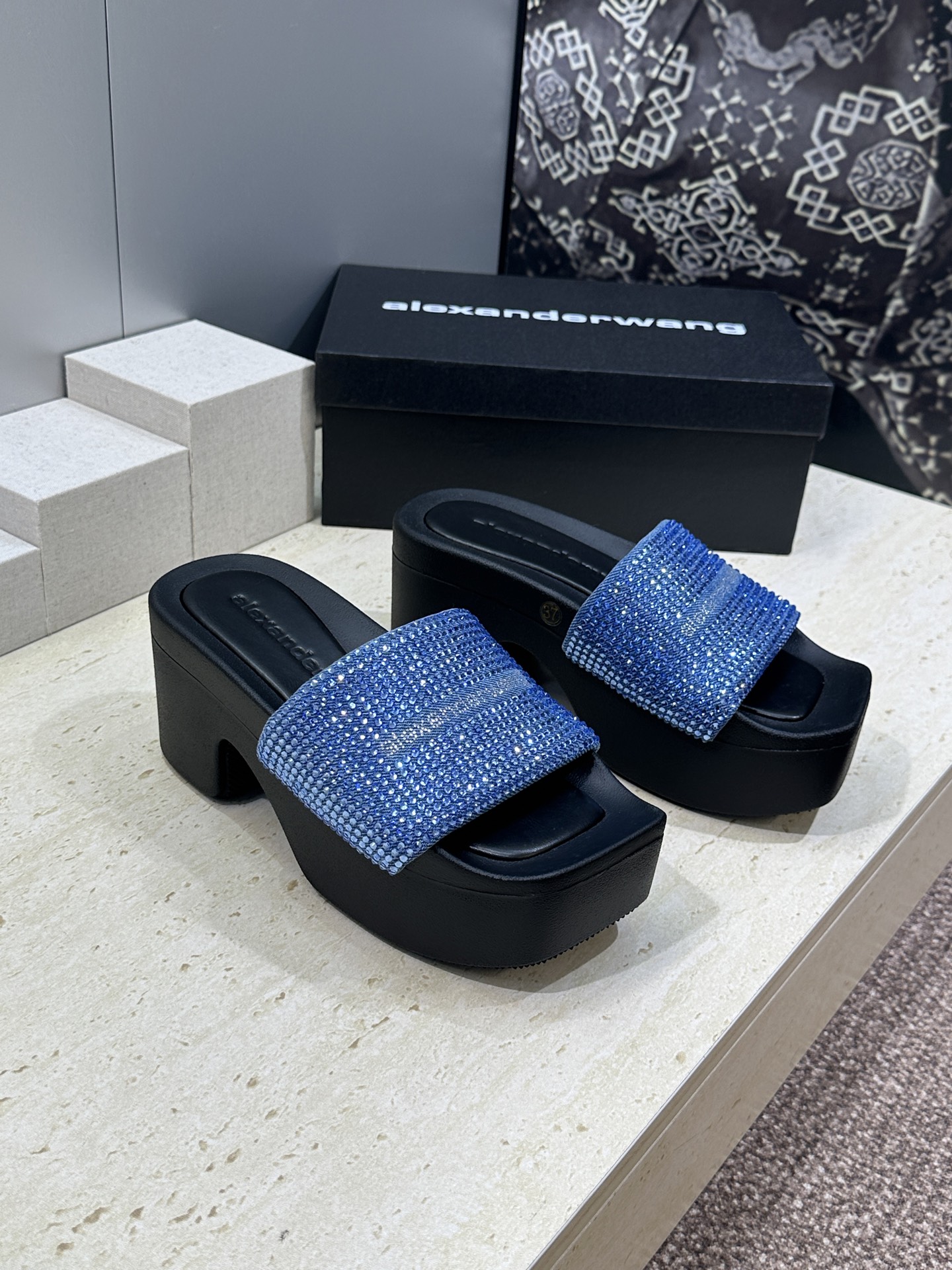 Alexander Wang 2026春夏新款粗跟水钻女鞋 亚历山大 .王明星同款字母logo厚底方头露