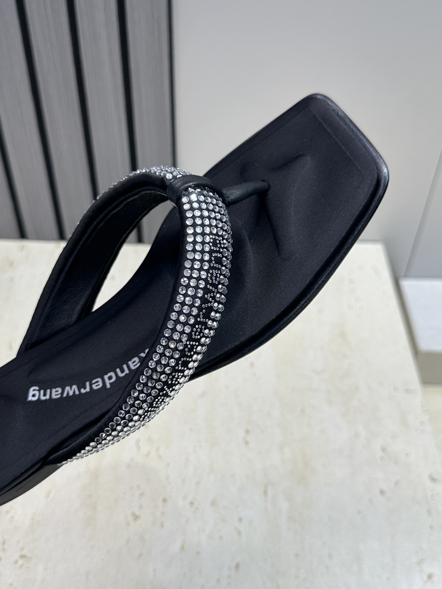 Alexanderwang 2026春夏新款水钻人字拖沙滩女鞋 亚历山大.王 字母logo平底方头夹趾凉 Alexanderwang 2026春夏新款水钻人字拖沙滩女鞋 亚历山大.王 字母logo平底方头夹趾凉