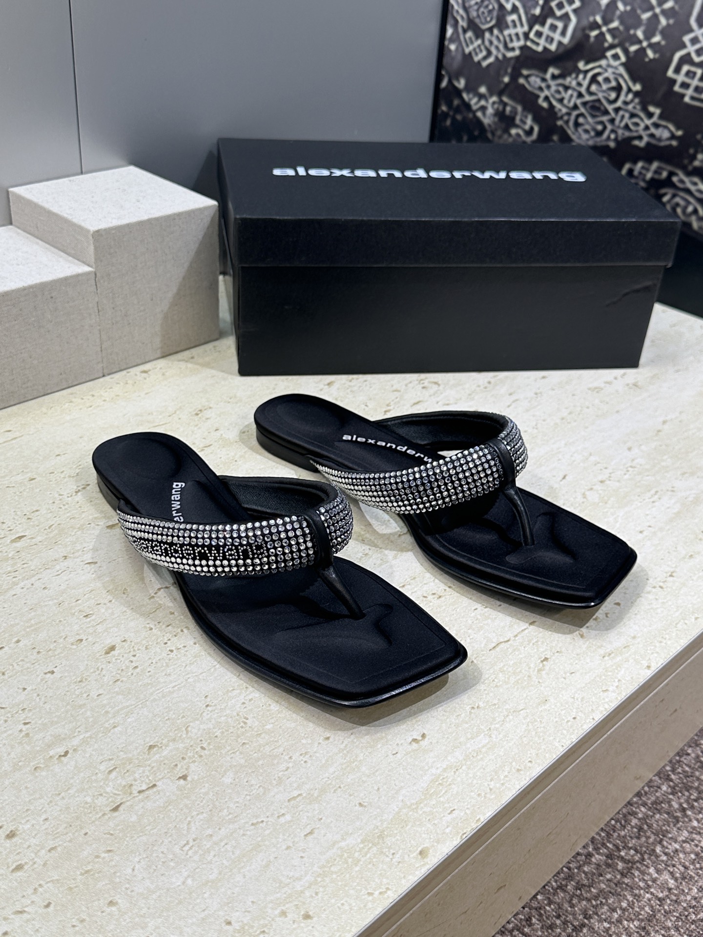 Alexanderwang 2026春夏新款水钻人字拖沙滩女鞋 亚历山大.王 字母logo平底方头夹趾凉