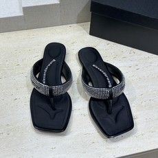 Alexanderwang 2026春夏新款水钻人字拖沙滩女鞋 亚历山大.王 字母logo平底方头夹趾凉 Alexanderwang 2026春夏新款水钻人字拖沙滩女鞋 亚历山大.王 字母logo平底方头夹趾凉