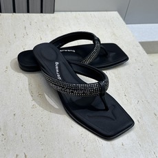 Alexanderwang 2026春夏新款水钻人字拖沙滩女鞋 亚历山大.王 字母logo平底方头夹趾凉 Alexanderwang 2026春夏新款水钻人字拖沙滩女鞋 亚历山大.王 字母logo平底方头夹趾凉