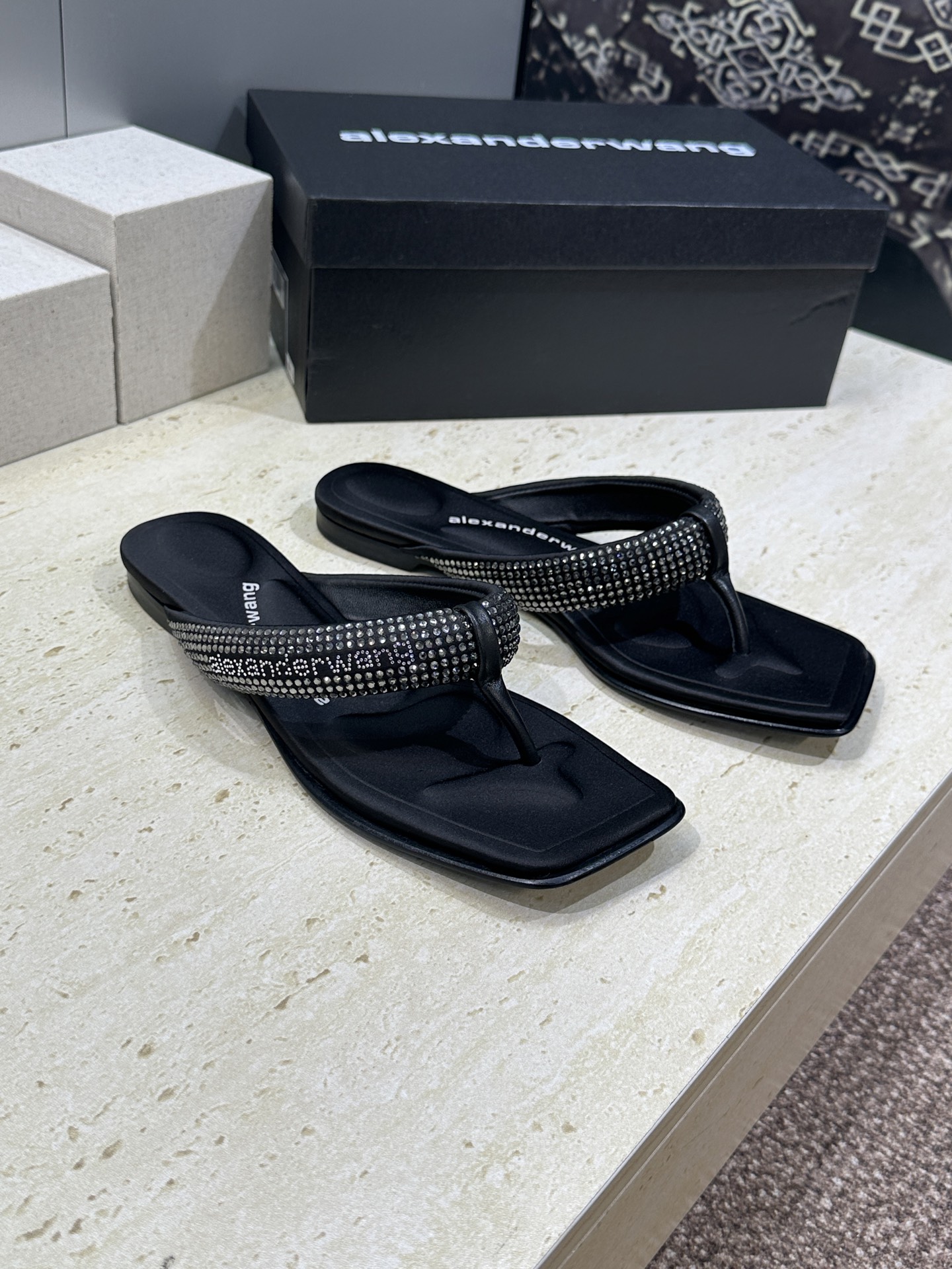 Alexanderwang 2026春夏新款水钻人字拖沙滩女鞋 亚历山大.王 字母logo平底方头夹趾凉