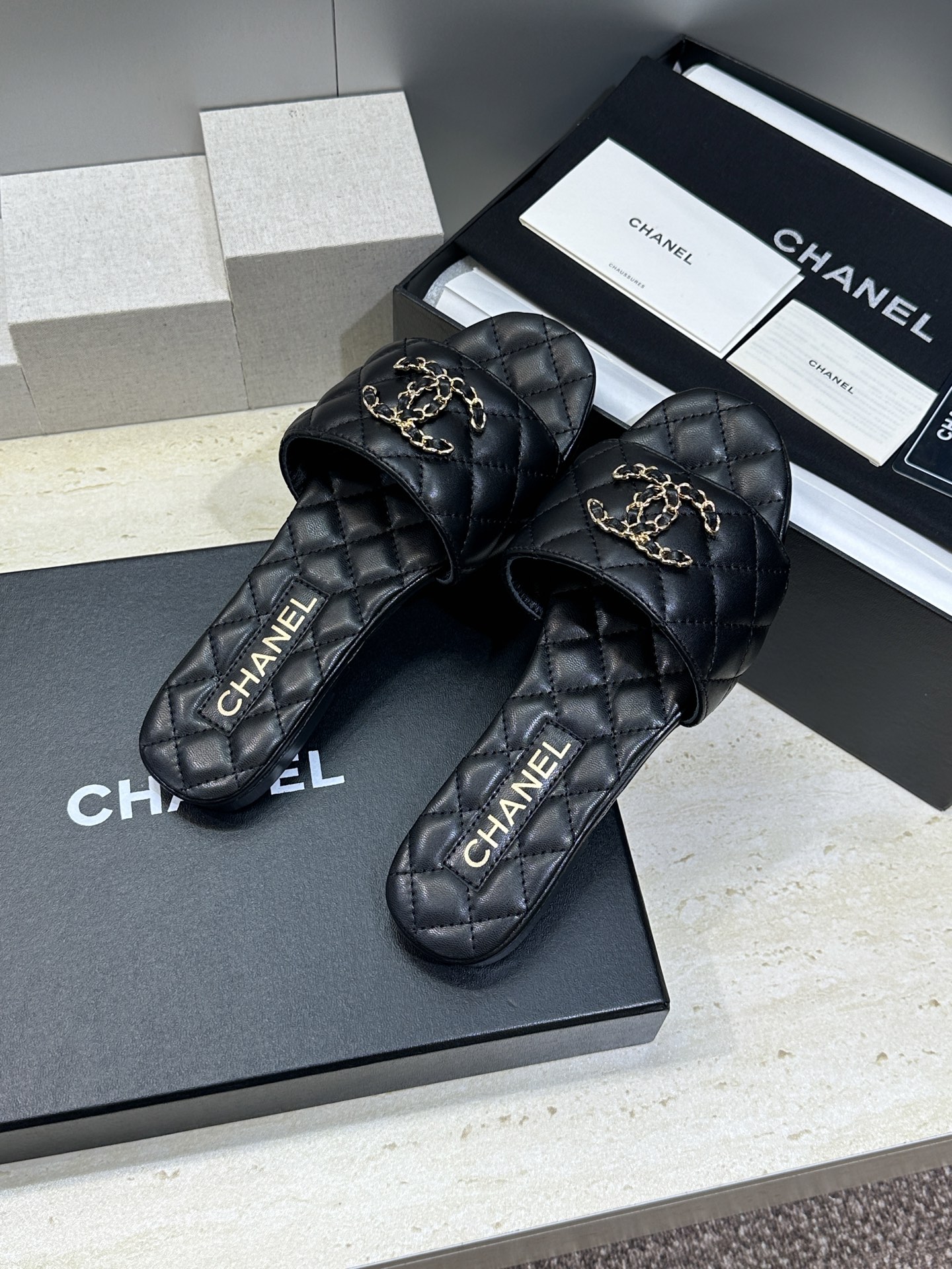 CHANEL 香奈儿2026早春新款时尚菱格电绣沙滩女鞋 小香双C字母logo五金扣平底圆头露趾凉拖鞋 CHANEL 香奈儿2026早春新款时尚菱格电绣沙滩女鞋 小香双C字母logo五金扣平底圆头露趾凉拖鞋