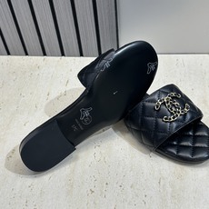 CHANEL 香奈儿2026早春新款时尚菱格电绣沙滩女鞋 小香双C字母logo五金扣平底圆头露趾凉拖鞋 CHANEL 香奈儿2026早春新款时尚菱格电绣沙滩女鞋 小香双C字母logo五金扣平底圆头露趾凉拖鞋