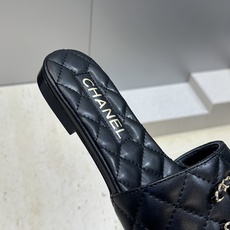 CHANEL 香奈儿2026早春新款时尚菱格电绣沙滩女鞋 小香双C字母logo五金扣平底圆头露趾凉拖鞋 CHANEL 香奈儿2026早春新款时尚菱格电绣沙滩女鞋 小香双C字母logo五金扣平底圆头露趾凉拖鞋