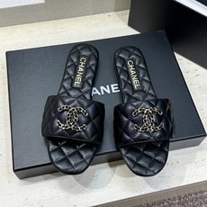 CHANEL 香奈儿2026早春新款时尚菱格电绣沙滩女鞋 小香双C字母logo五金扣平底圆头露趾凉拖鞋 CHANEL 香奈儿2026早春新款时尚菱格电绣沙滩女鞋 小香双C字母logo五金扣平底圆头露趾凉拖鞋