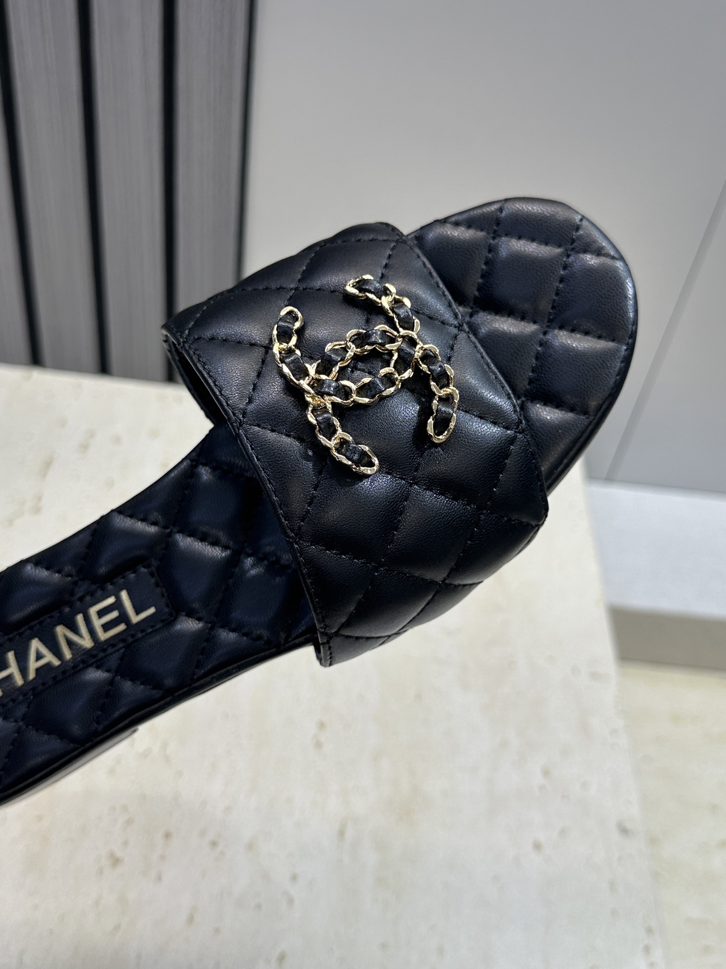 CHANEL 香奈儿2026早春新款时尚菱格电绣沙滩女鞋 小香双C字母logo五金扣平底圆头露趾凉拖鞋 CHANEL 香奈儿2026早春新款时尚菱格电绣沙滩女鞋 小香双C字母logo五金扣平底圆头露趾凉拖鞋