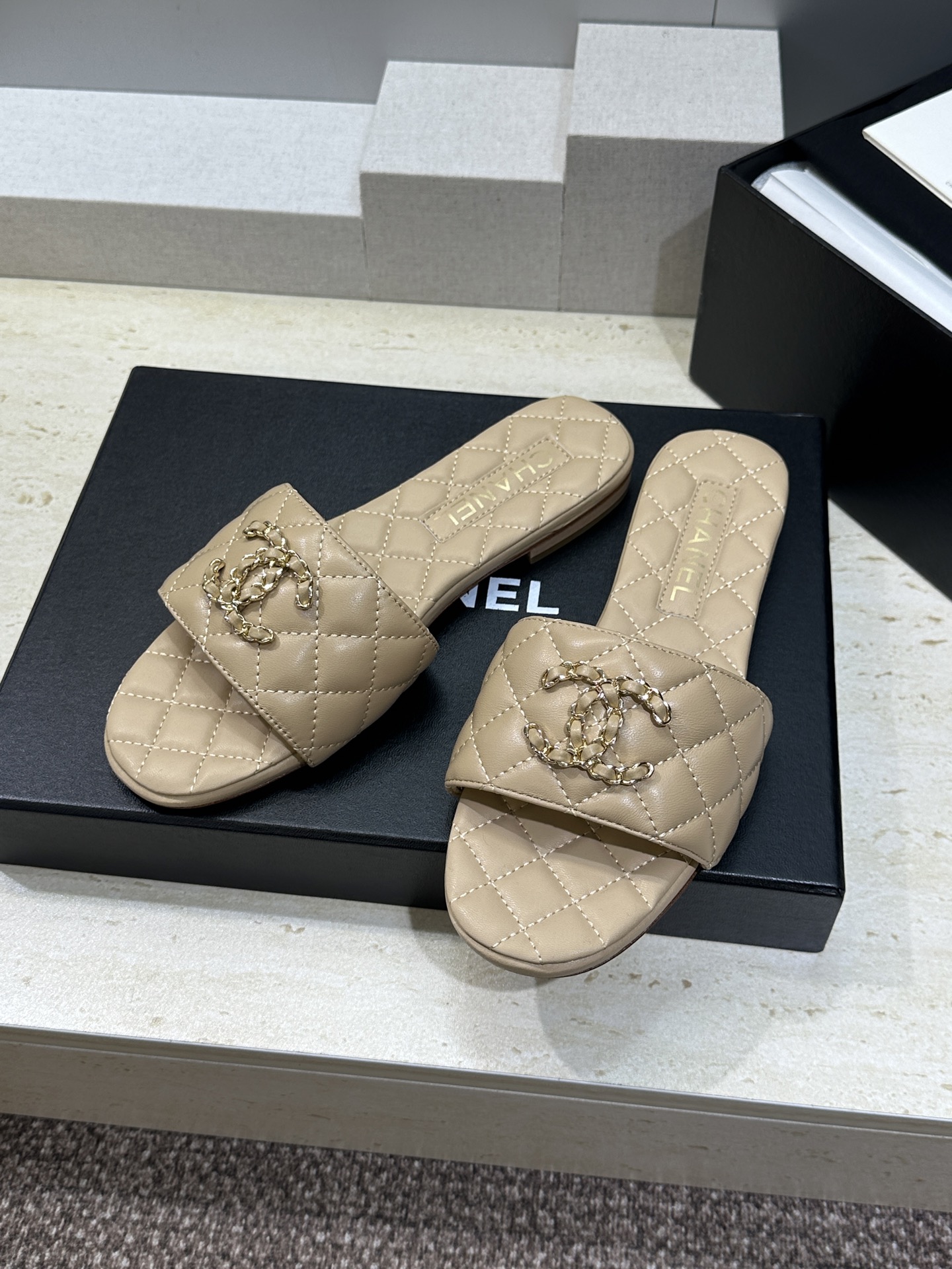 CHANEL 香奈儿2026早春新款时尚菱格电绣沙滩女鞋 小香双C字母logo五金扣平底圆头露趾凉拖鞋 CHANEL 香奈儿2026早春新款时尚菱格电绣沙滩女鞋 小香双C字母logo五金扣平底圆头露趾凉拖鞋