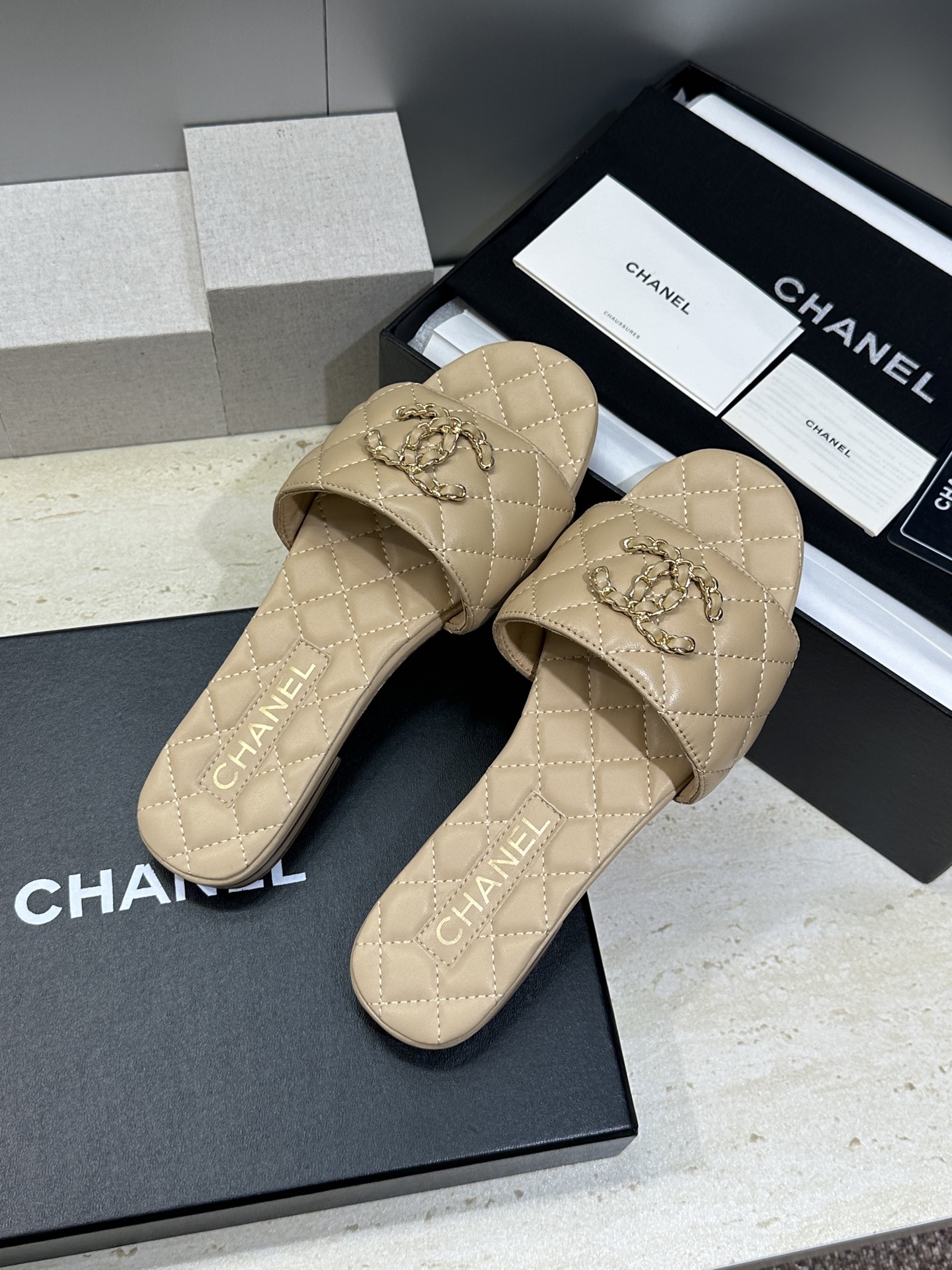 CHANEL 香奈儿2026早春新款时尚菱格电绣沙滩女鞋 小香双C字母logo五金扣平底圆头露趾凉拖鞋 CHANEL 香奈儿2026早春新款时尚菱格电绣沙滩女鞋 小香双C字母logo五金扣平底圆头露趾凉拖鞋