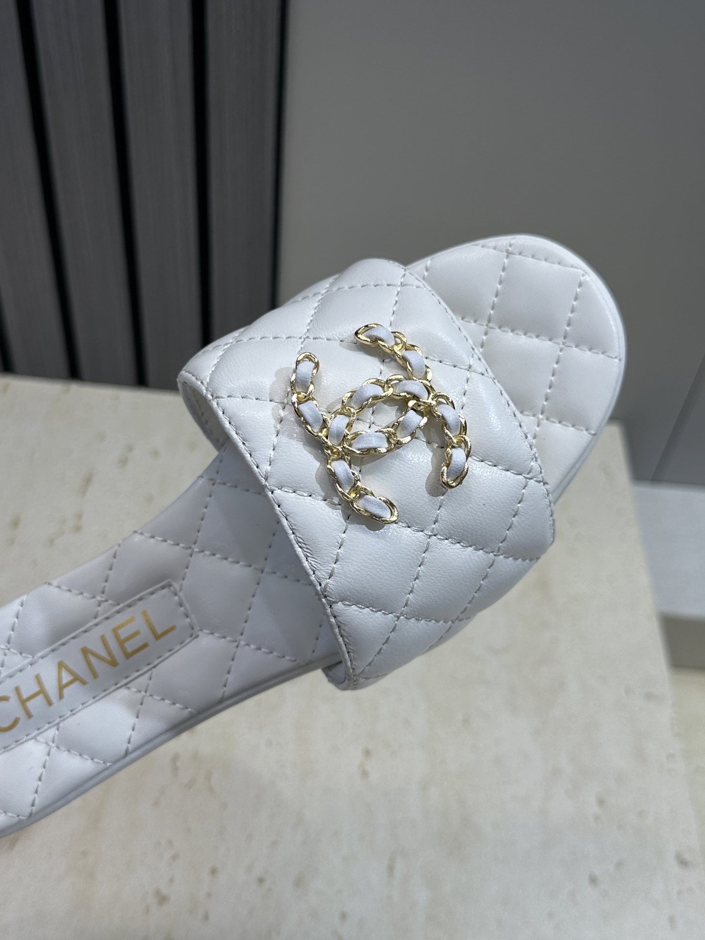 CHANEL 香奈儿2026早春新款时尚菱格电绣沙滩女鞋  小香双C字母logo五金扣平底圆头露趾凉拖鞋