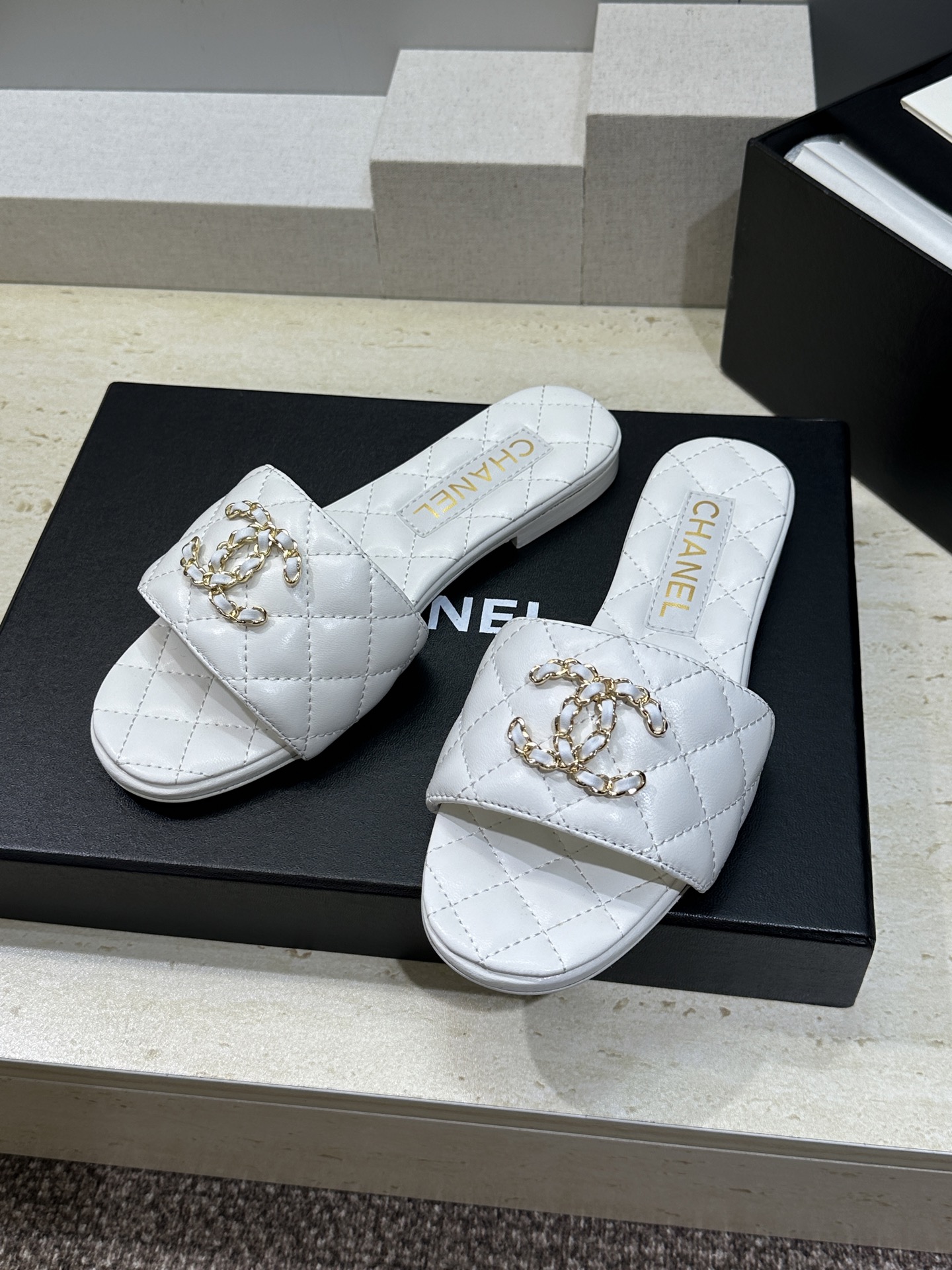 CHANEL 香奈儿2026早春新款时尚菱格电绣沙滩女鞋  小香双C字母logo五金扣平底圆头露趾凉拖鞋