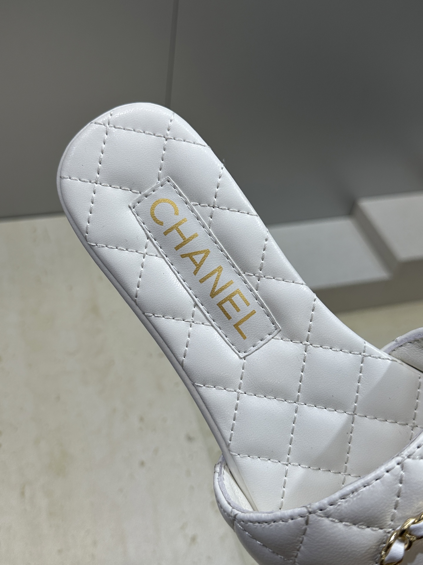 CHANEL 香奈儿2026早春新款时尚菱格电绣沙滩女鞋  小香双C字母logo五金扣平底圆头露趾凉拖鞋
