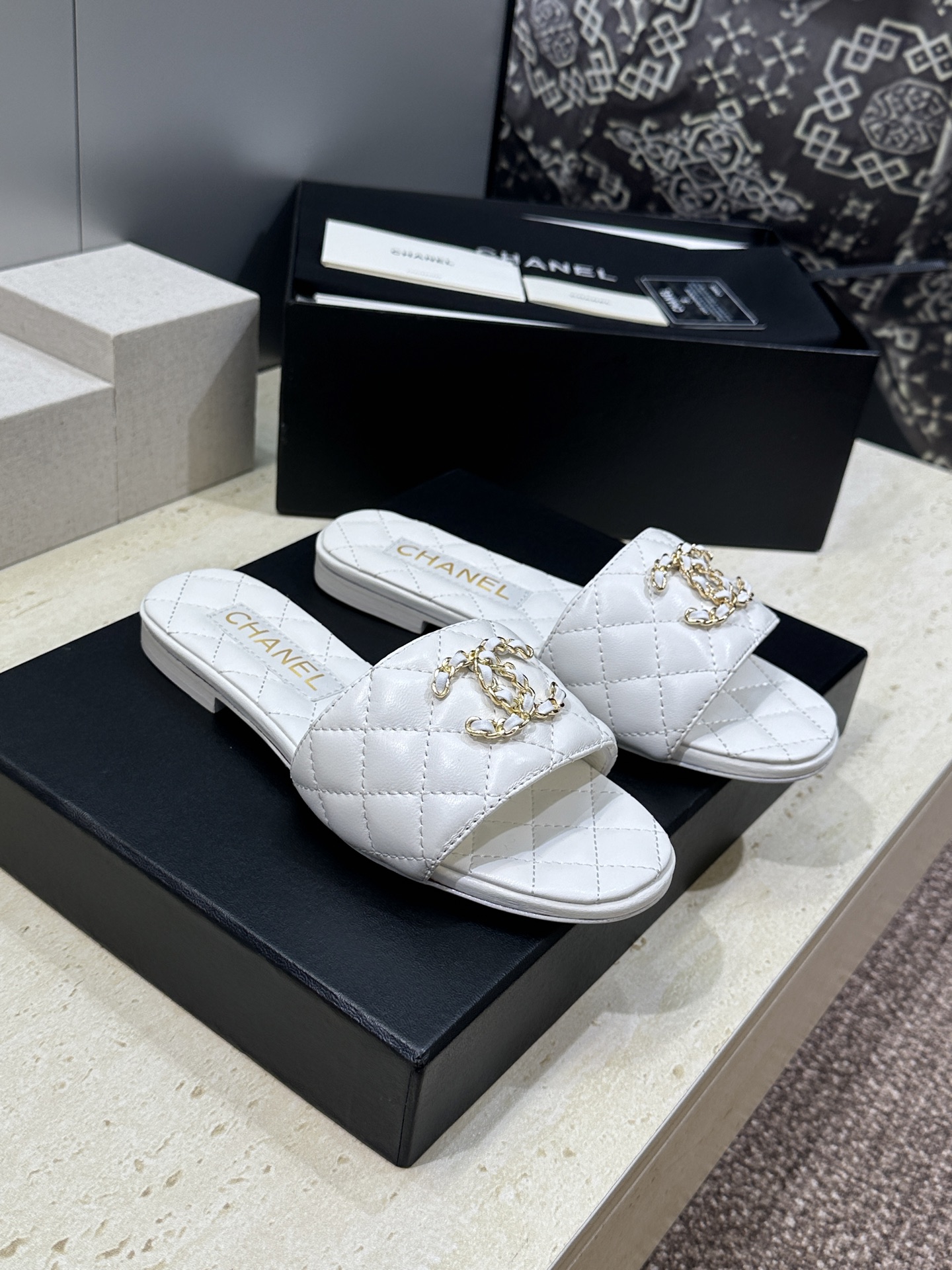 CHANEL 香奈儿2026早春新款时尚菱格电绣沙滩女鞋  小香双C字母logo五金扣平底圆头露趾凉拖鞋