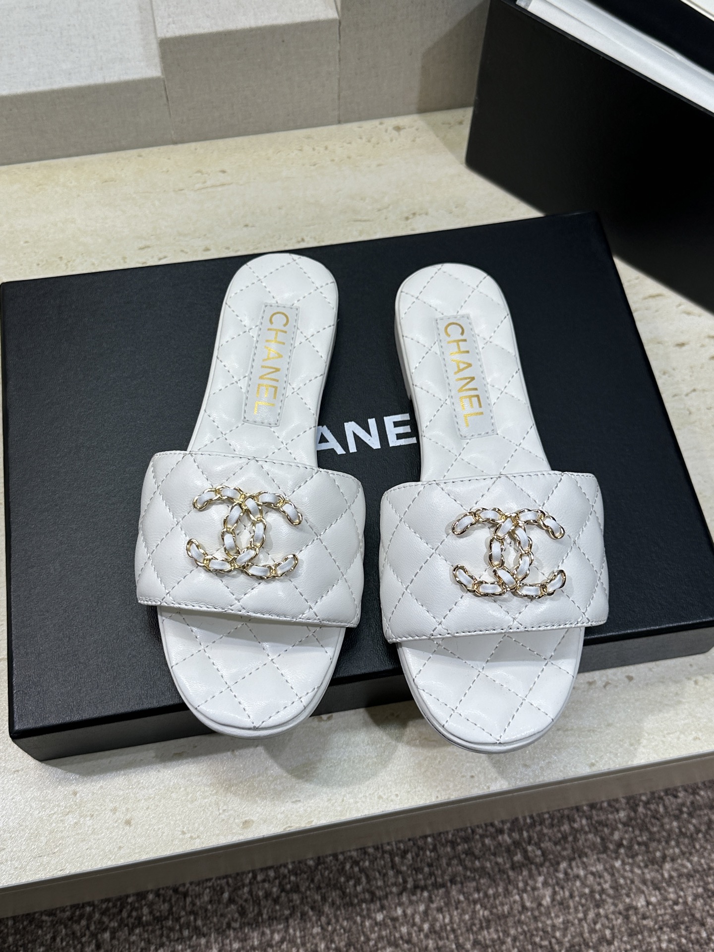 CHANEL 香奈儿2026早春新款时尚菱格电绣沙滩女鞋  小香双C字母logo五金扣平底圆头露趾凉拖鞋