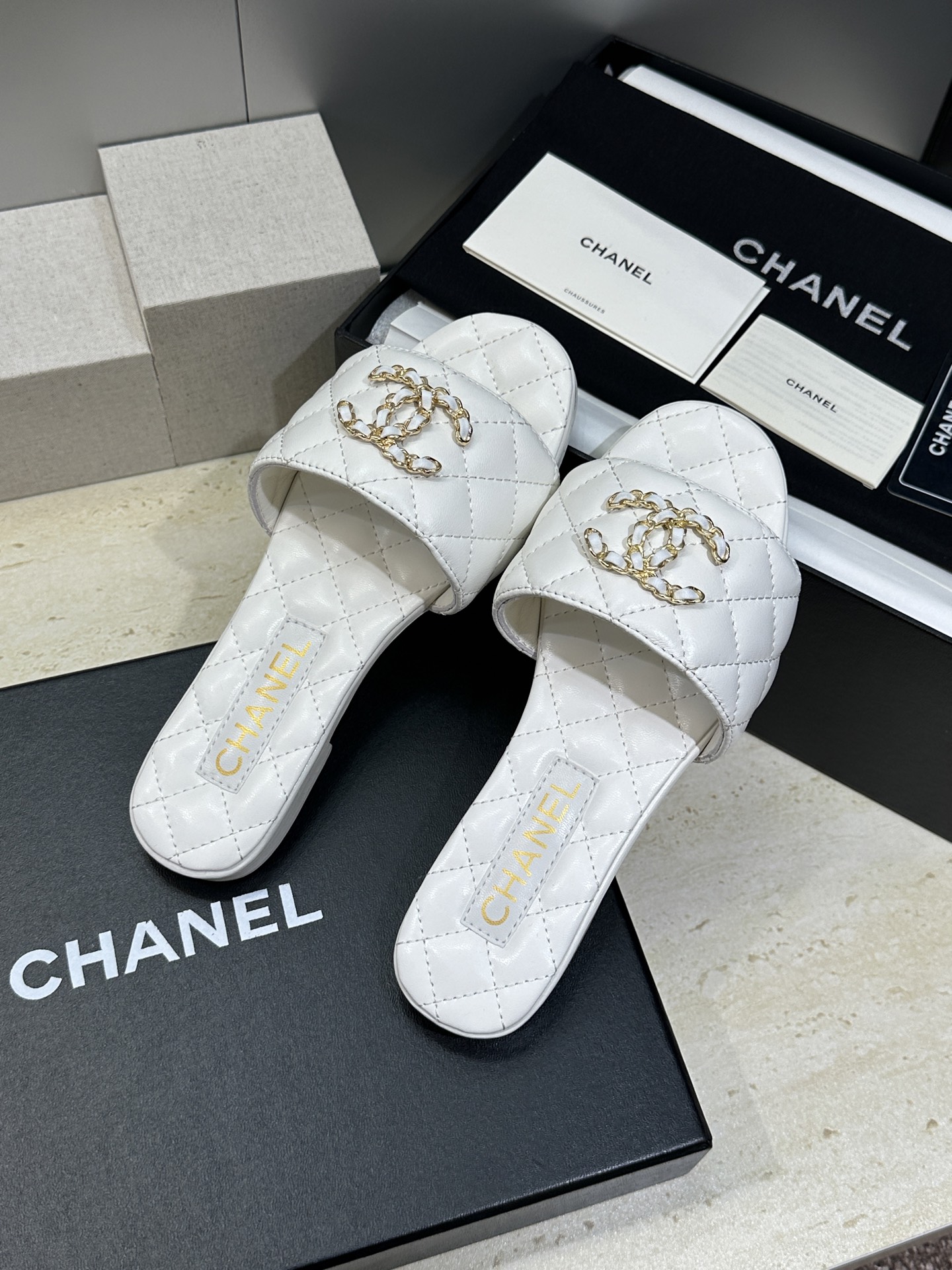 CHANEL 香奈儿2026早春新款时尚菱格电绣沙滩女鞋  小香双C字母logo五金扣平底圆头露趾凉拖鞋