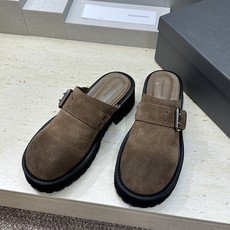 BALENCIAGA 2026春夏新款低跟勃肯女鞋 巴黎世家字母logo五金扣厚底圆头穆勒凉拖鞋材质: BALENCIAGA 2026春夏新款低跟勃肯女鞋 巴黎世家字母logo五金扣厚底圆头穆勒凉拖鞋材质: