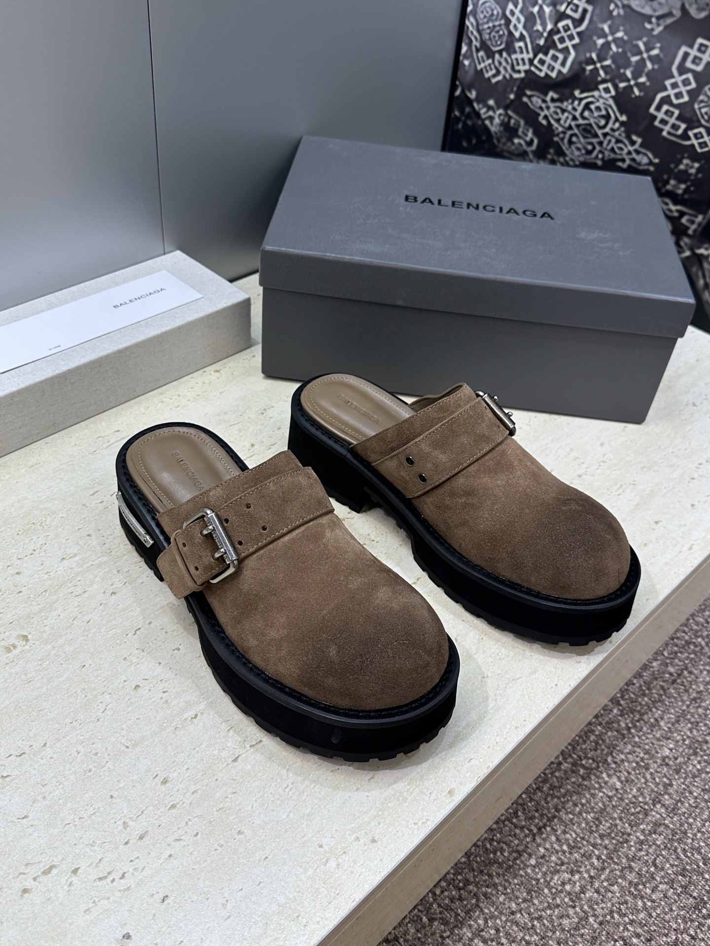 BALENCIAGA 2026春夏新款低跟勃肯女鞋  巴黎世家字母logo五金扣厚底圆头穆勒凉拖鞋材质：