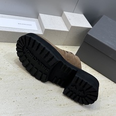 BALENCIAGA 2026春夏新款低跟勃肯女鞋 巴黎世家字母logo五金扣厚底圆头穆勒凉拖鞋材质: BALENCIAGA 2026春夏新款低跟勃肯女鞋 巴黎世家字母logo五金扣厚底圆头穆勒凉拖鞋材质: