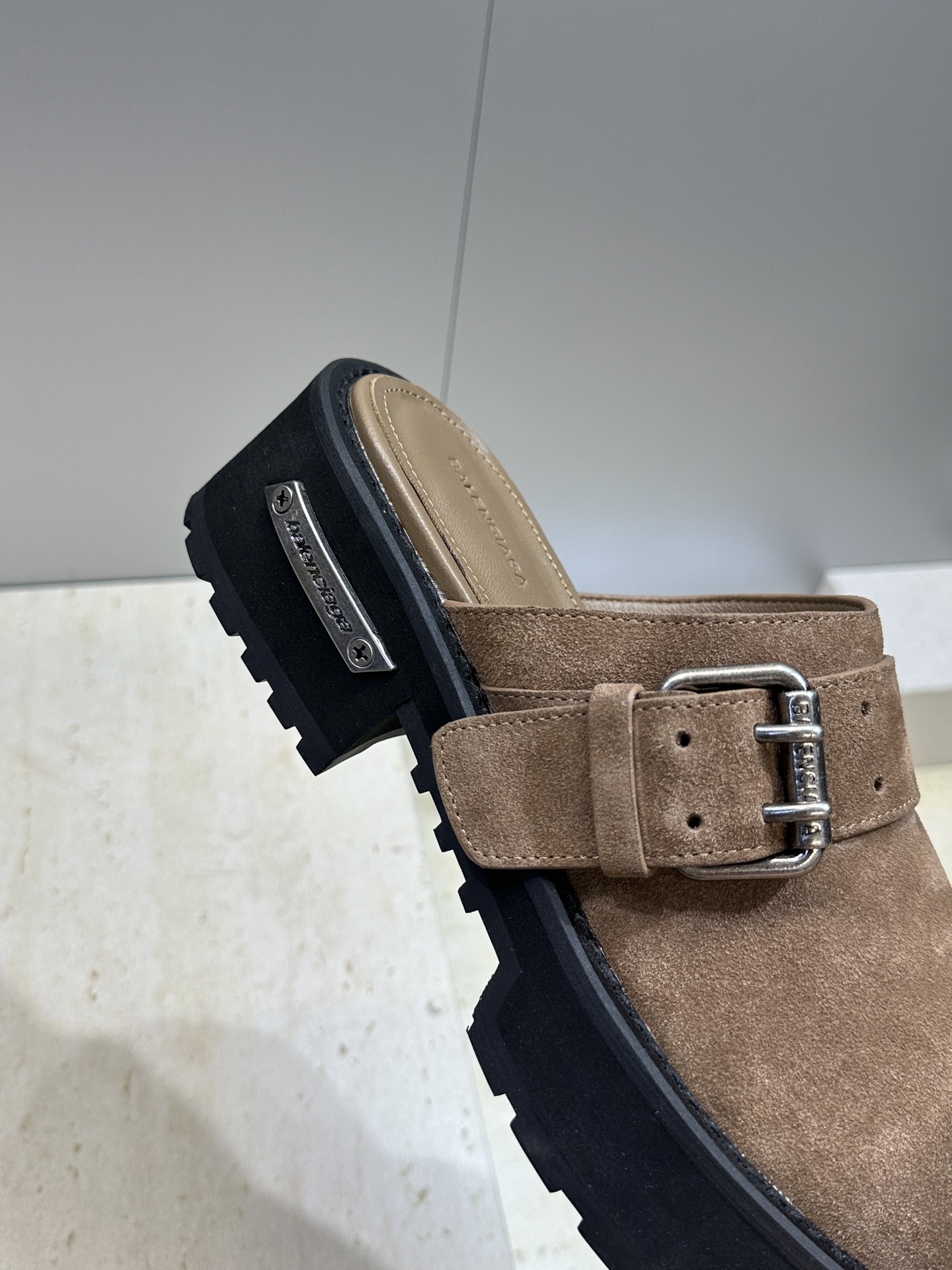 BALENCIAGA 2026春夏新款低跟勃肯女鞋 巴黎世家字母logo五金扣厚底圆头穆勒凉拖鞋材质: BALENCIAGA 2026春夏新款低跟勃肯女鞋 巴黎世家字母logo五金扣厚底圆头穆勒凉拖鞋材质: