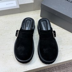 BALENCIAGA 2026春夏新款低跟勃肯女鞋 巴黎世家字母logo五金扣厚底圆头穆勒凉拖鞋材质: BALENCIAGA 2026春夏新款低跟勃肯女鞋 巴黎世家字母logo五金扣厚底圆头穆勒凉拖鞋材质: