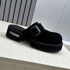 BALENCIAGA 2026春夏新款低跟勃肯女鞋 巴黎世家字母logo五金扣厚底圆头穆勒凉拖鞋材质: BALENCIAGA 2026春夏新款低跟勃肯女鞋 巴黎世家字母logo五金扣厚底圆头穆勒凉拖鞋材质: