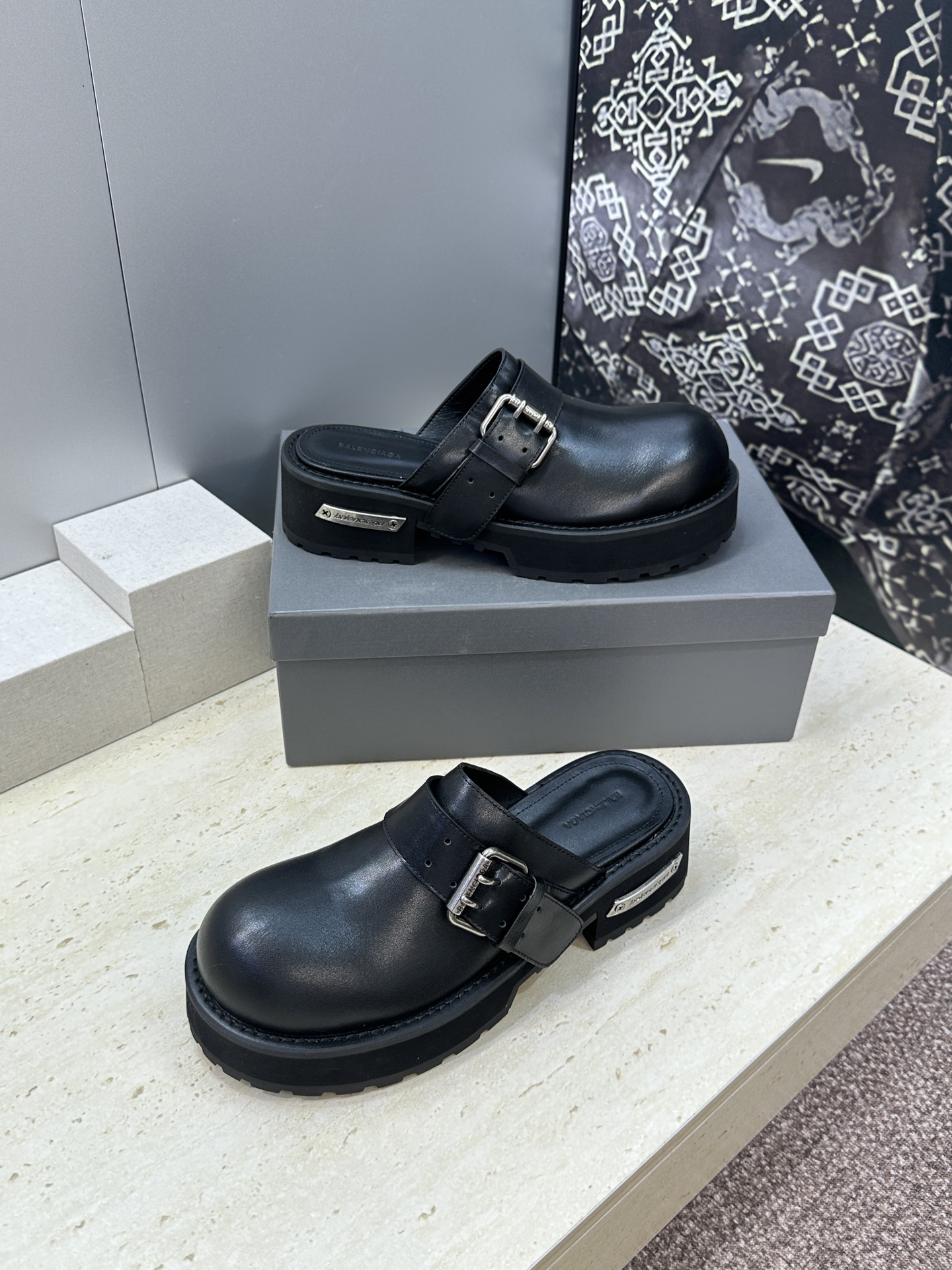 BALENCIAGA 2026春夏新款低跟勃肯女鞋  巴黎世家字母logo五金扣厚底圆头穆勒凉拖鞋材质：