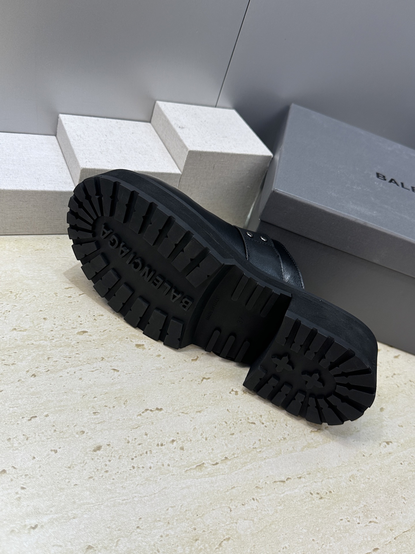 BALENCIAGA 2026春夏新款低跟勃肯女鞋  巴黎世家字母logo五金扣厚底圆头穆勒凉拖鞋材质：