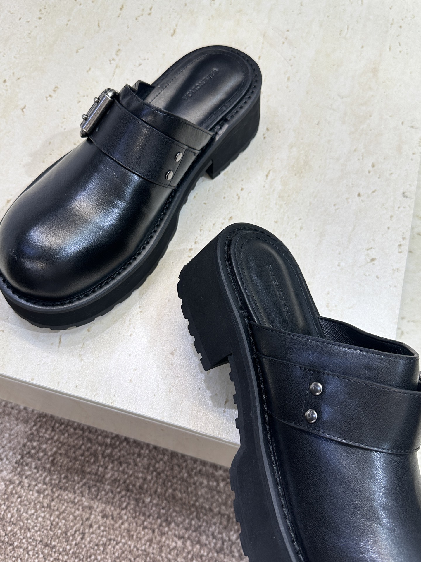 BALENCIAGA 2026春夏新款低跟勃肯女鞋  巴黎世家字母logo五金扣厚底圆头穆勒凉拖鞋材质：