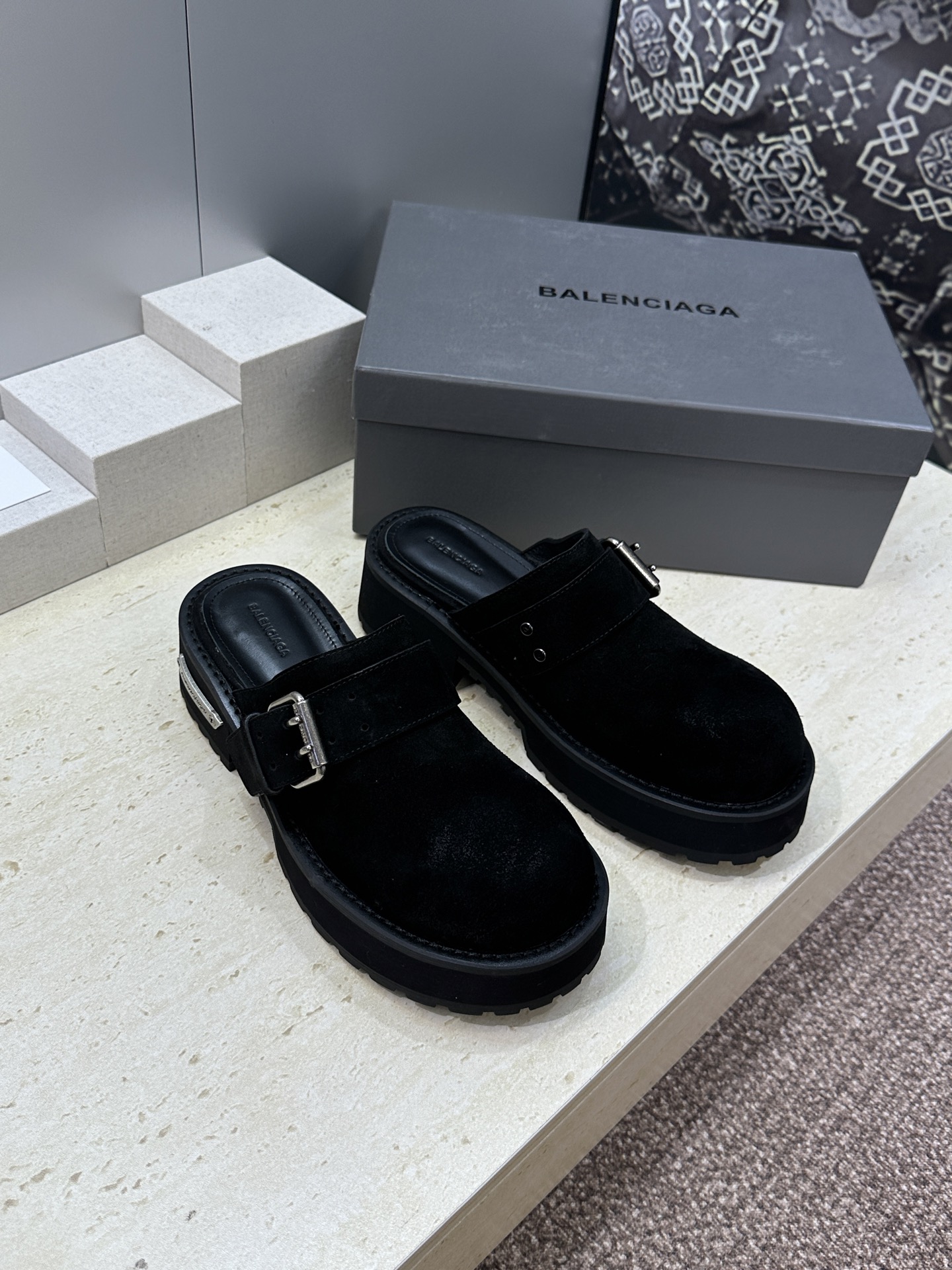 BALENCIAGA 2026春夏新款低跟勃肯女鞋  巴黎世家字母logo五金扣厚底圆头穆勒凉拖鞋材质：