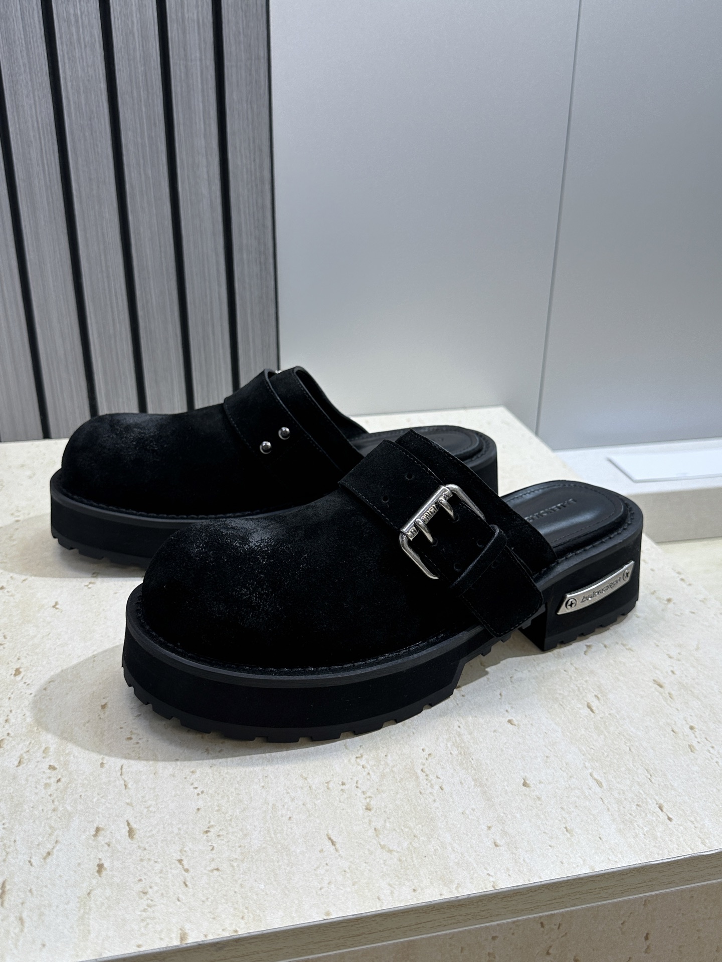 BALENCIAGA 2026春夏新款低跟勃肯女鞋 巴黎世家字母logo五金扣厚底圆头穆勒凉拖鞋材质: BALENCIAGA 2026春夏新款低跟勃肯女鞋 巴黎世家字母logo五金扣厚底圆头穆勒凉拖鞋材质: