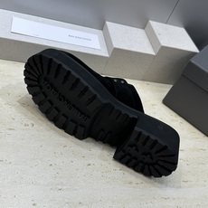 BALENCIAGA 2026春夏新款低跟勃肯女鞋 巴黎世家字母logo五金扣厚底圆头穆勒凉拖鞋材质: BALENCIAGA 2026春夏新款低跟勃肯女鞋 巴黎世家字母logo五金扣厚底圆头穆勒凉拖鞋材质: