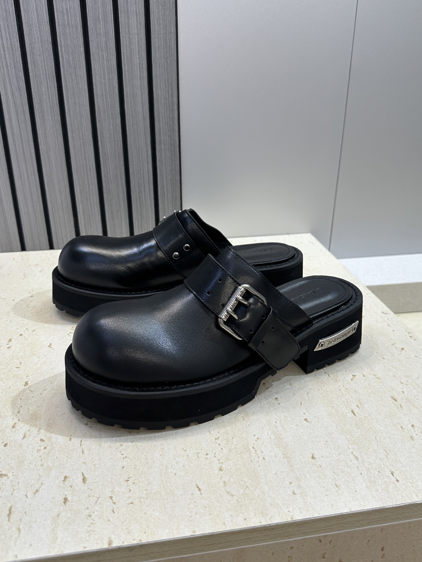 BALENCIAGA 2026春夏新款低跟勃肯女鞋  巴黎世家字母logo五金扣厚底圆头穆勒凉拖鞋材质：