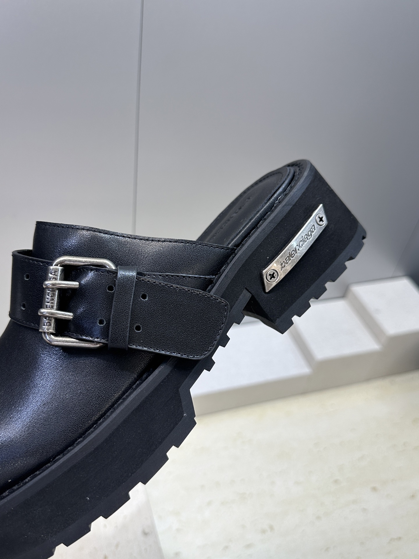 BALENCIAGA 2026春夏新款低跟勃肯女鞋  巴黎世家字母logo五金扣厚底圆头穆勒凉拖鞋材质：
