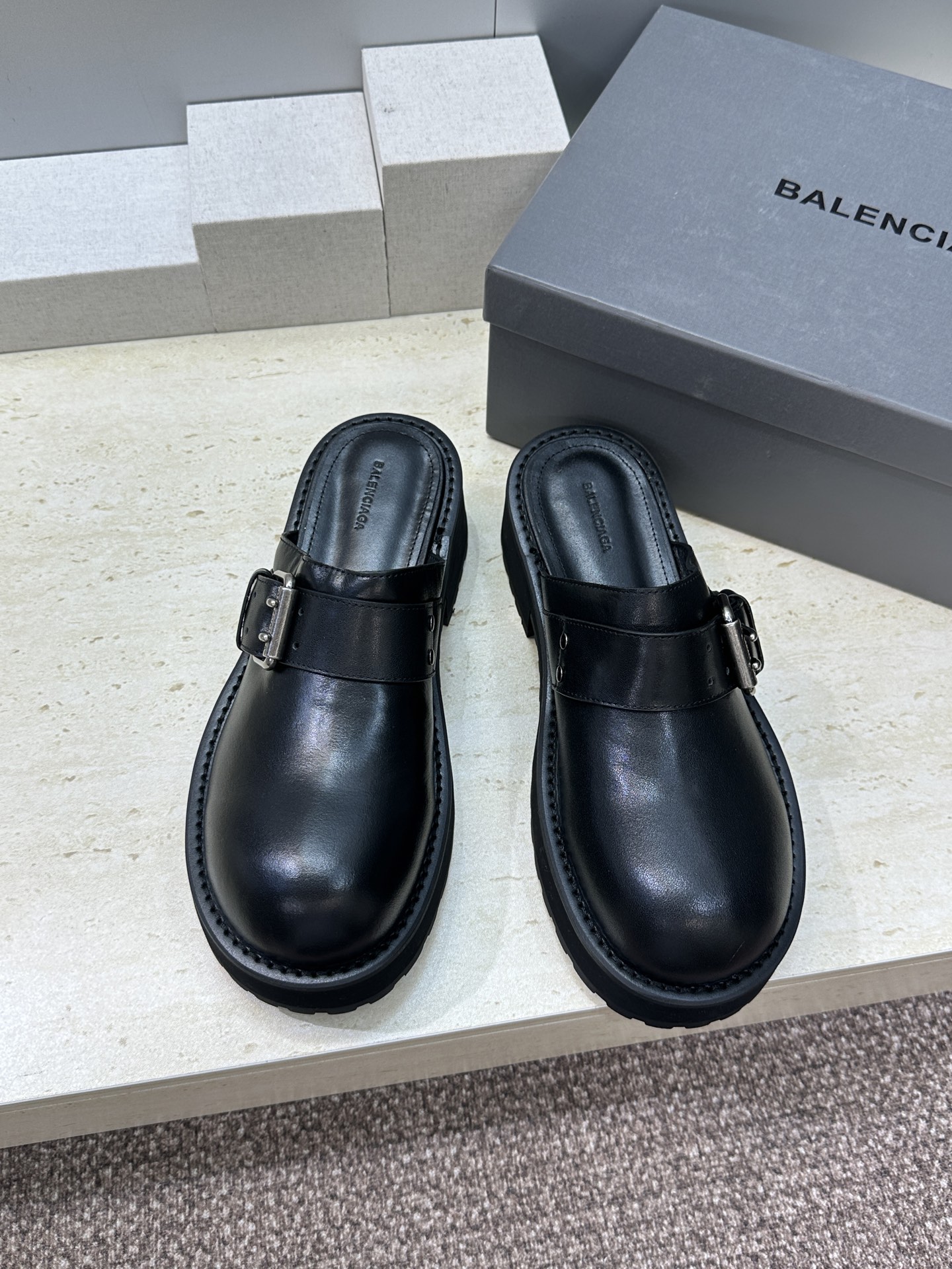 BALENCIAGA 2026春夏新款低跟勃肯女鞋  巴黎世家字母logo五金扣厚底圆头穆勒凉拖鞋材质：