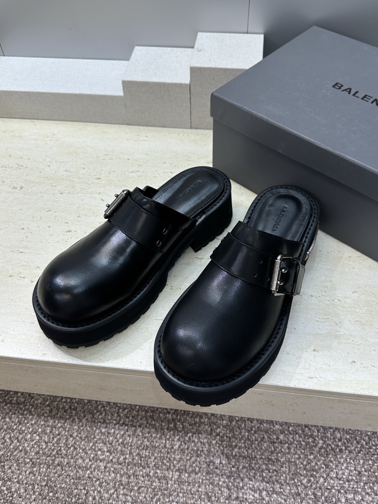BALENCIAGA 2026春夏新款低跟勃肯女鞋  巴黎世家字母logo五金扣厚底圆头穆勒凉拖鞋材质：