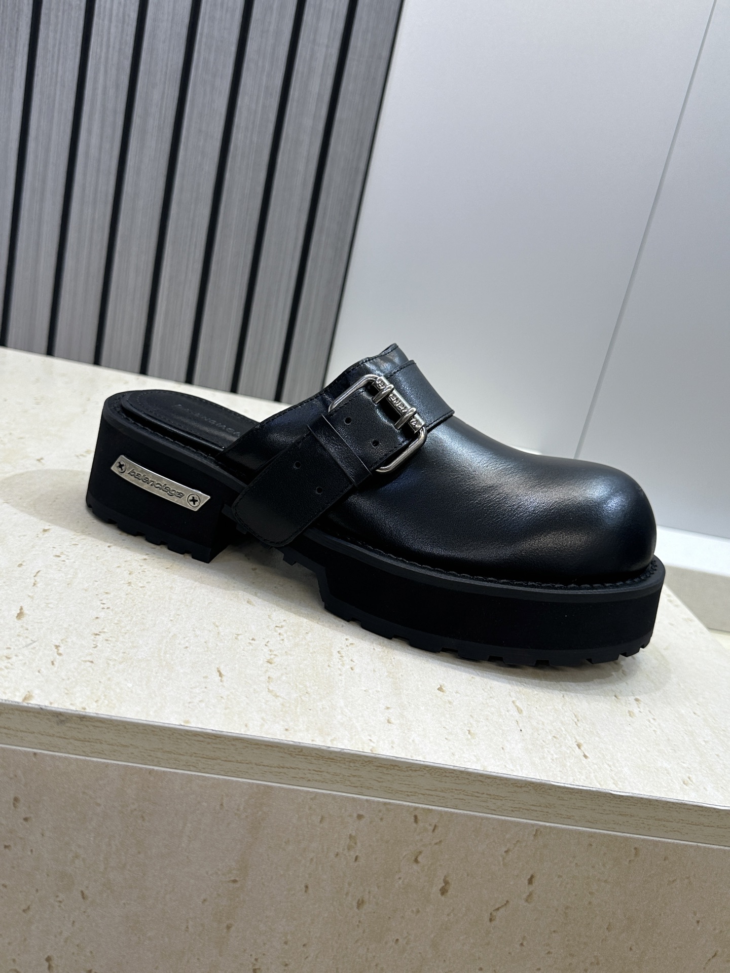 BALENCIAGA 2026春夏新款低跟勃肯女鞋  巴黎世家字母logo五金扣厚底圆头穆勒凉拖鞋材质：