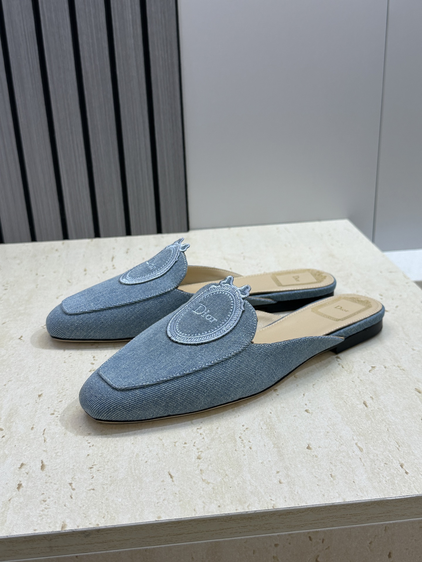迪奥 Dior 2026春夏新款Medaillon果冻色穆勒女鞋 CD字母logo立体徽章刺绣平底方头凉
