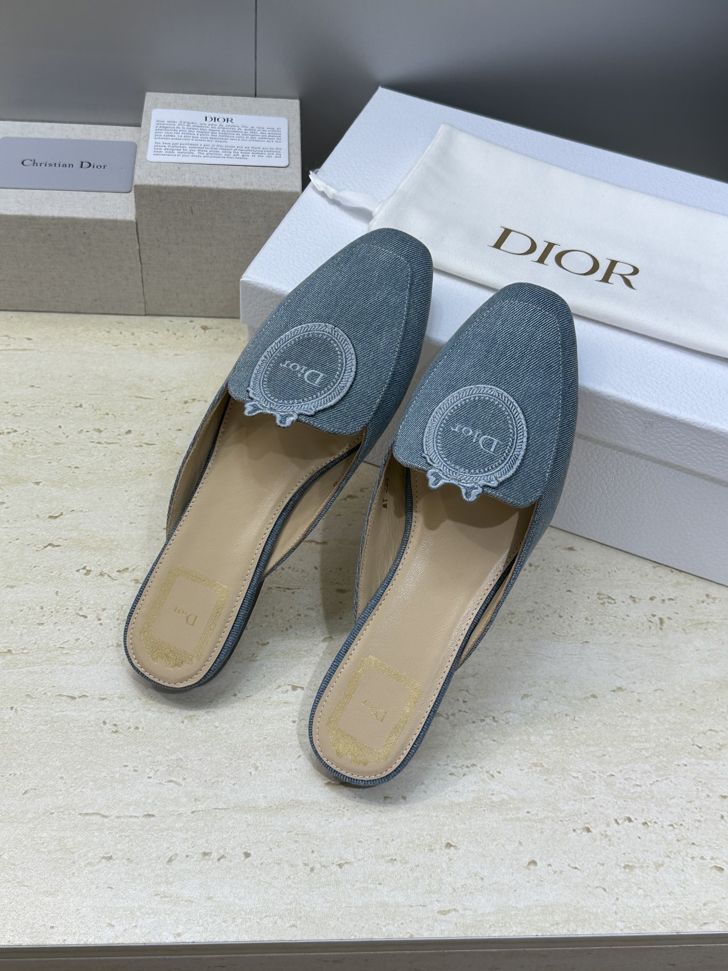 迪奥 Dior 2026春夏新款Medaillon果冻色穆勒女鞋 CD字母logo立体徽章刺绣平底方头凉