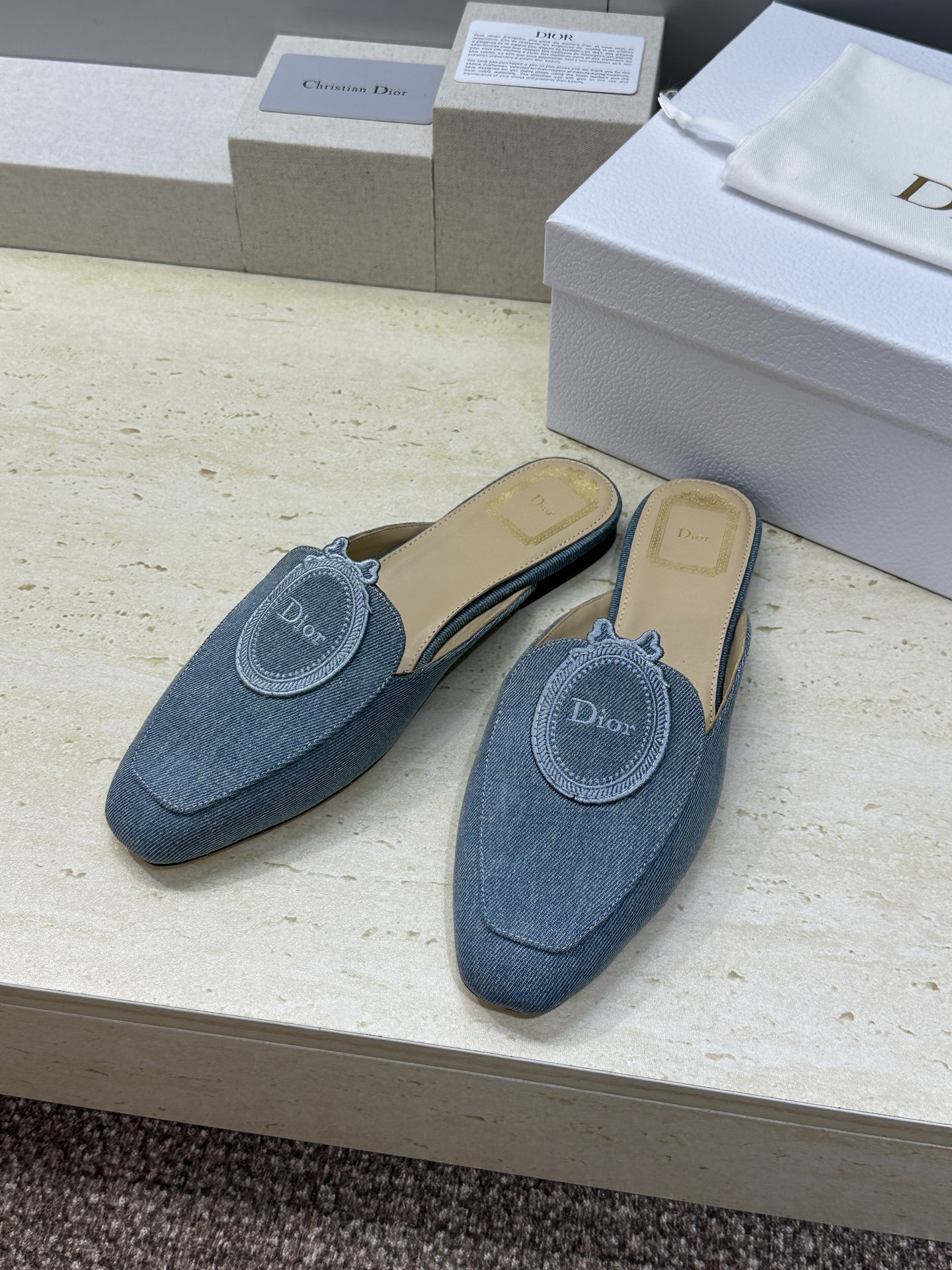 迪奥 Dior 2026春夏新款Medaillon果冻色穆勒女鞋 CD字母logo立体徽章刺绣平底方头凉