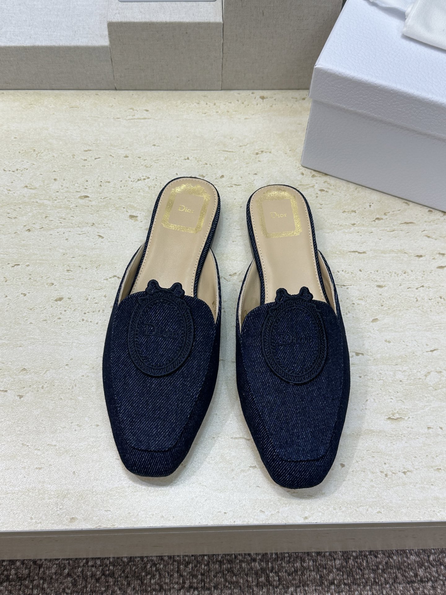 迪奥 Dior 2026春夏新款Medaillon果冻色穆勒女鞋 CD字母logo立体徽章刺绣平底方头凉