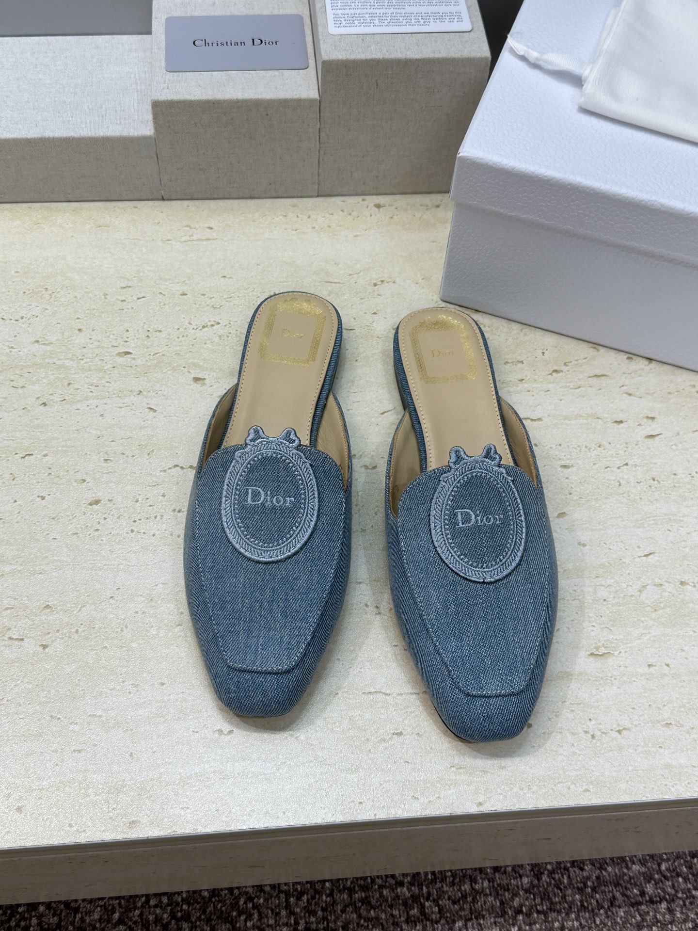 迪奥 Dior 2026春夏新款Medaillon果冻色穆勒女鞋 CD字母logo立体徽章刺绣平底方头凉