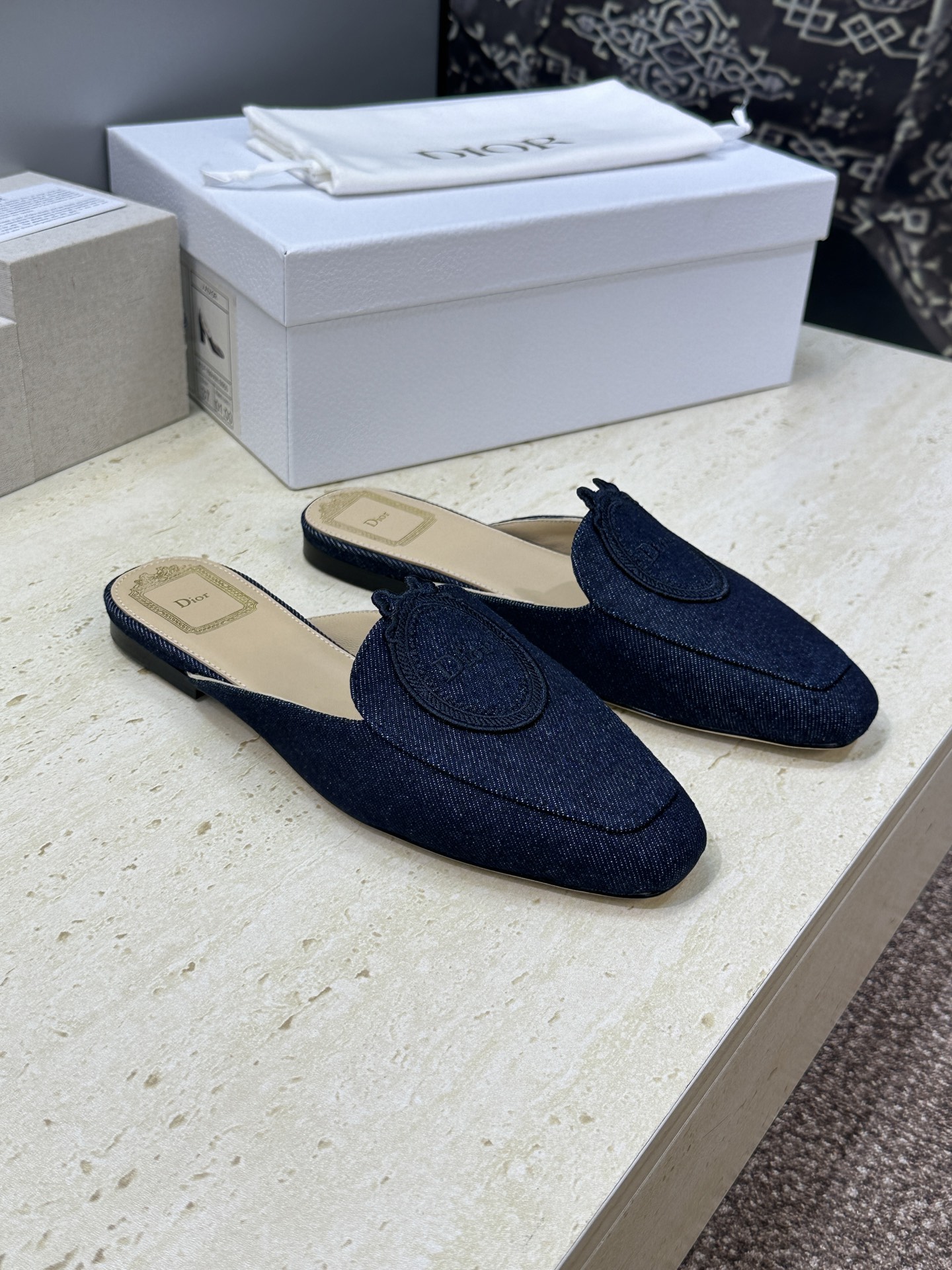 迪奥 Dior 2026春夏新款Medaillon果冻色穆勒女鞋 CD字母logo立体徽章刺绣平底方头凉