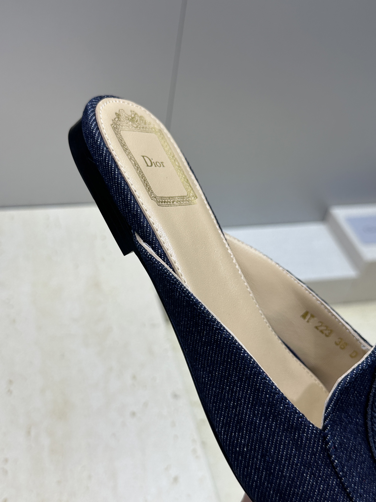 迪奥 Dior 2026春夏新款Medaillon果冻色穆勒女鞋 CD字母logo立体徽章刺绣平底方头凉