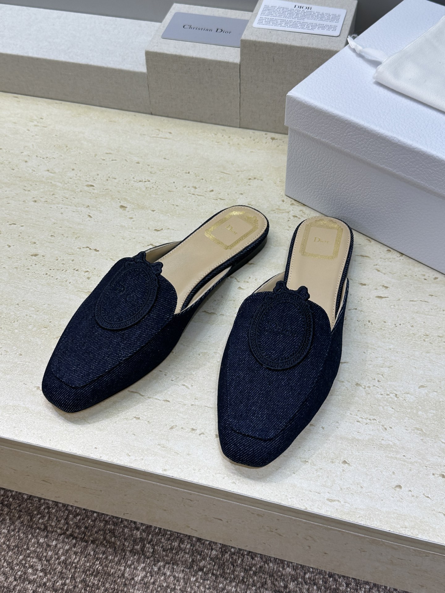 迪奥 Dior 2026春夏新款Medaillon果冻色穆勒女鞋 CD字母logo立体徽章刺绣平底方头凉