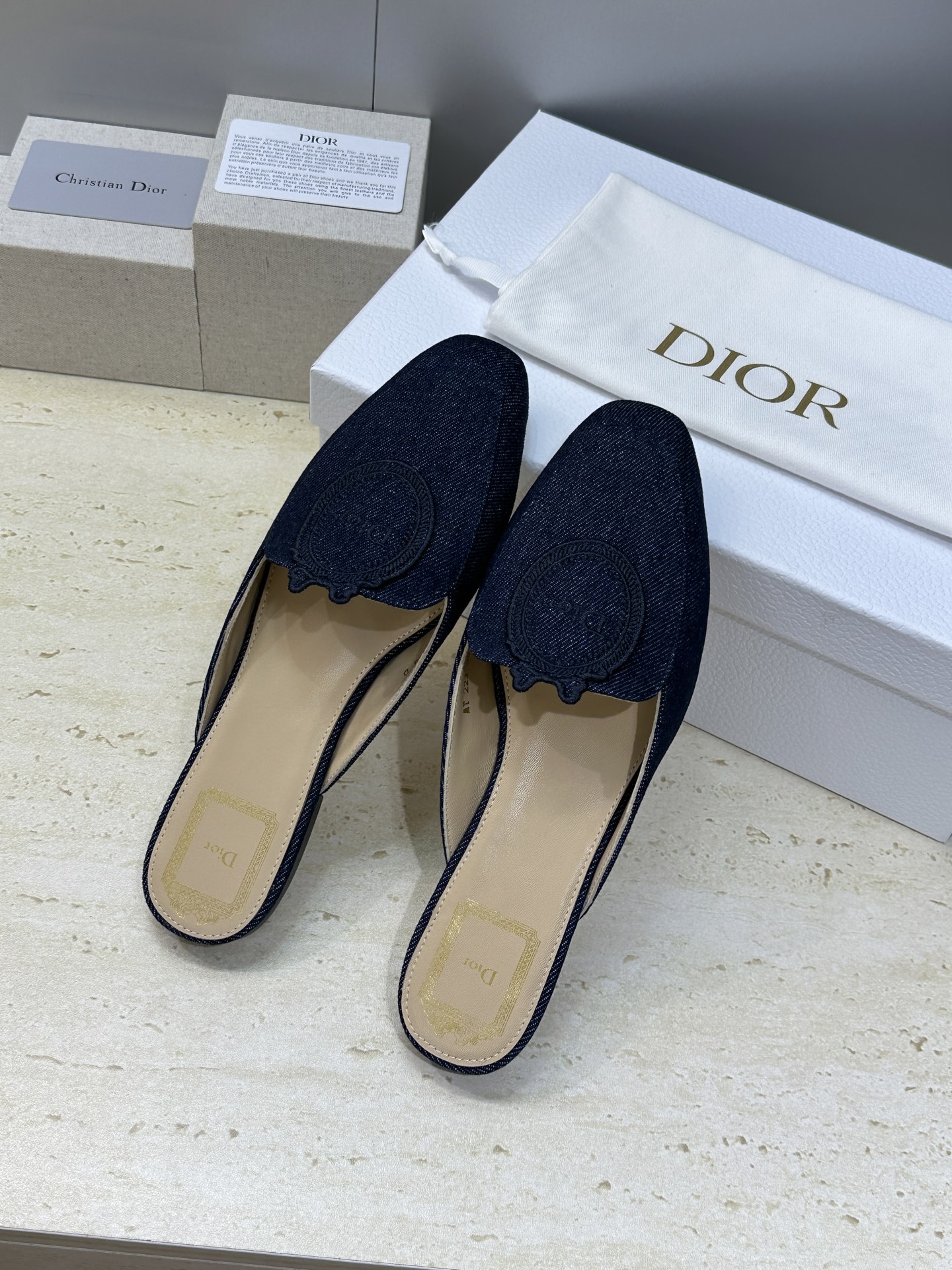 迪奥 Dior 2026春夏新款Medaillon果冻色穆勒女鞋 CD字母logo立体徽章刺绣平底方头凉