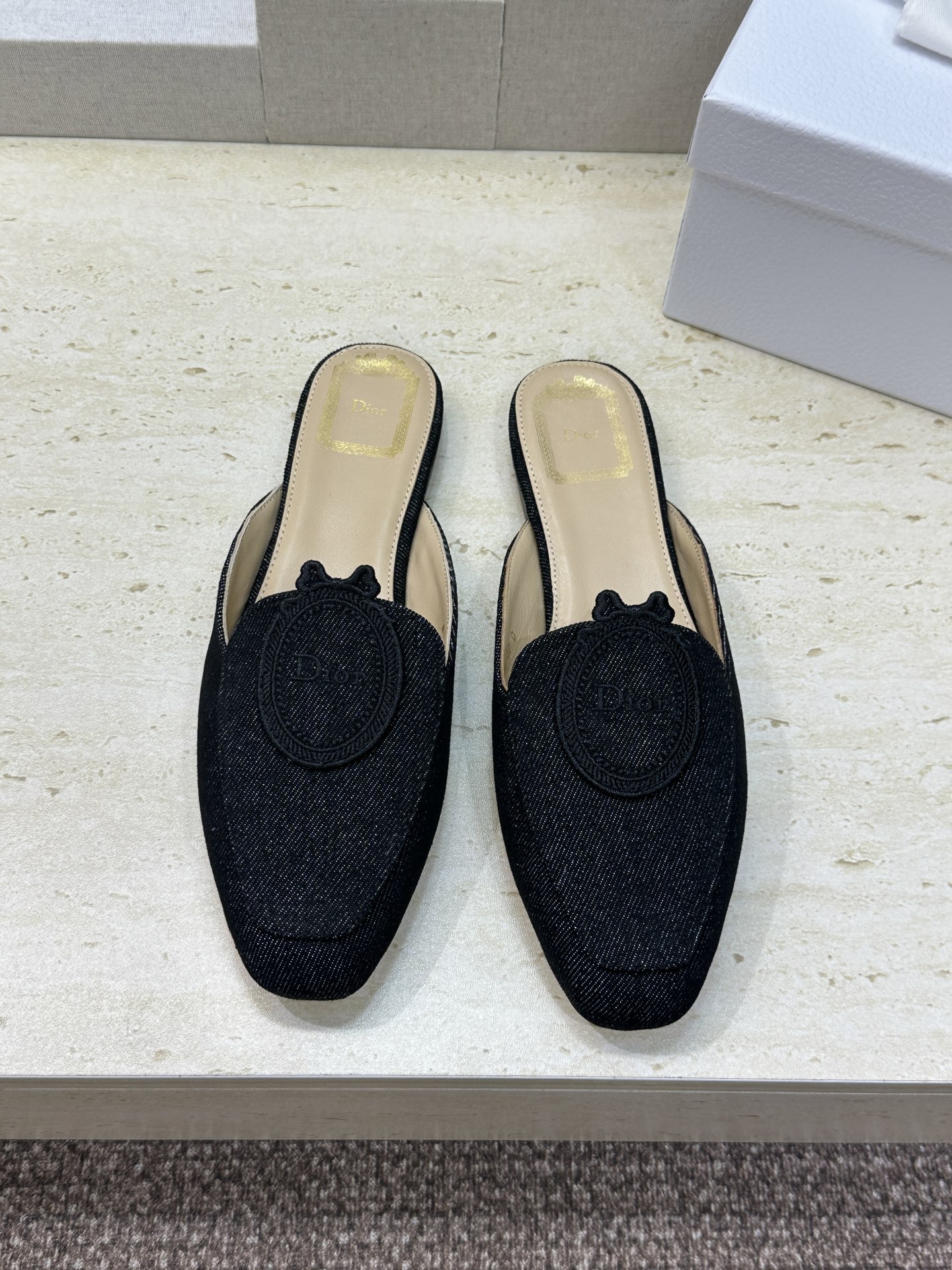 迪奥 Dior 2026春夏新款Medaillon果冻色穆勒女鞋 CD字母logo立体徽章刺绣平底方头凉