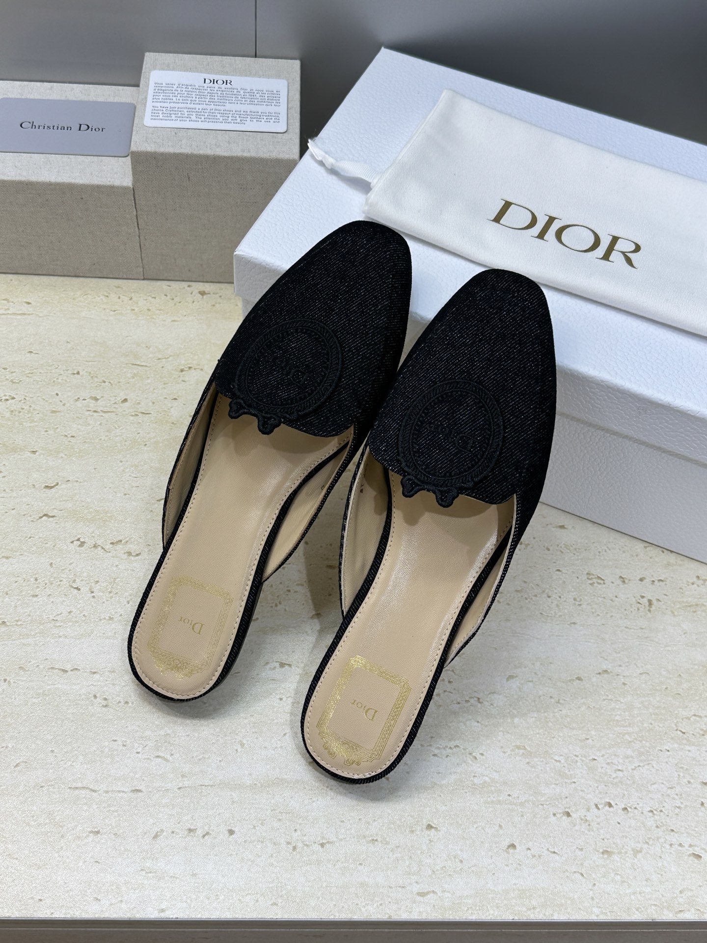 迪奥 Dior 2026春夏新款Medaillon果冻色穆勒女鞋 CD字母logo立体徽章刺绣平底方头凉